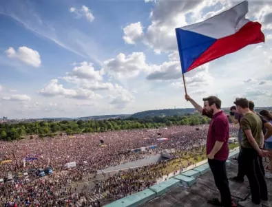 Заради локдауна в Чехия: Противник на мерките се опита да убие премиера 