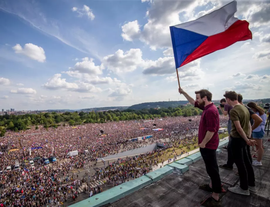 Хиляди протестираха срещу високите сметки за ток в Прага 