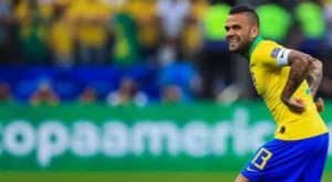 Дани Алвеш ще играе в родината си за първи път от 17 години насам