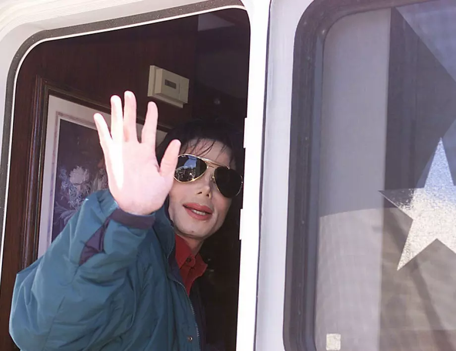 Бялата ръкавица на Майкъл Джексън продадена за 100 хил. долара 
