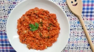 Доматена яхния със спанак