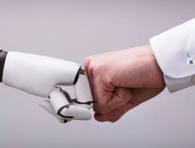 Учени ще обучават роботи да шият рани след операция