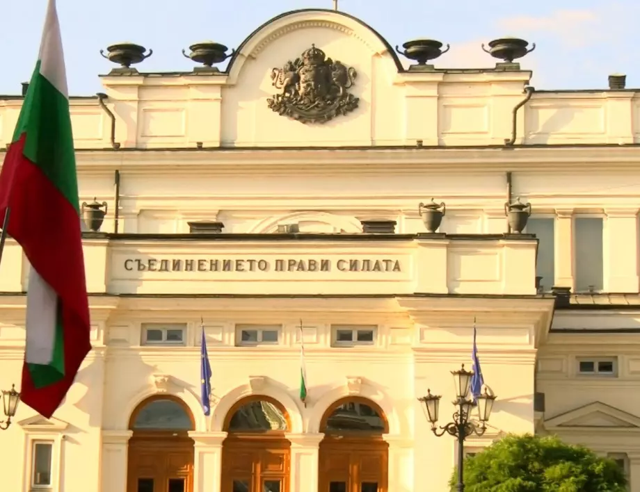 Парламентът подновява работа с оставката на Нено Димов 