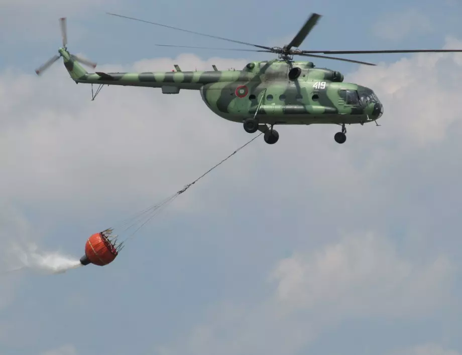 Вертолет от ВВС спасява пострадала туристка в Пирин