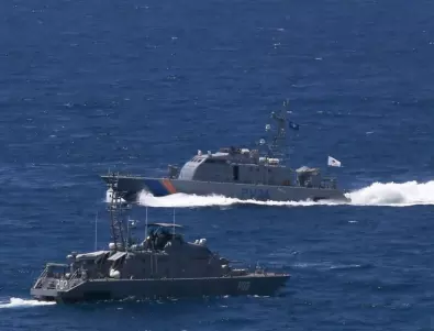 Португалски товарен кораб се сблъска с гръцки миночистач, има ранени 