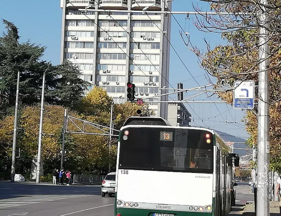 Безплатни панорамни обиколки с ретро автобуси и трамваи днес