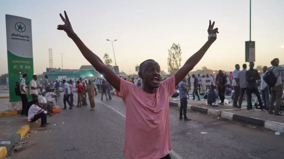 Хиляди протестираха в Судан по повод годишнината от революцията (ВИДЕО)