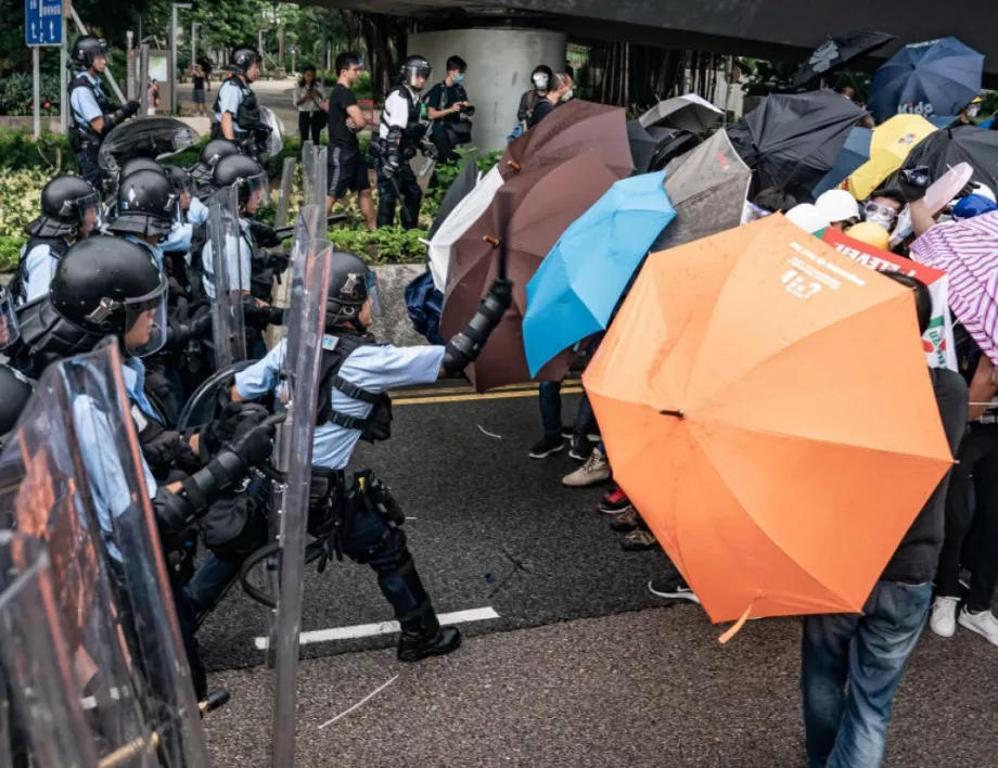 Губернаторът на Хонконг обеща да изтегли изцяло законопроекта, предизвикал тримесечни протести