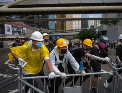 Полицай в Хонконг простреля протестиращ (ВИДЕО, 18+)