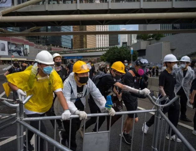 Нови блокади в Хонконг и бой с полицията (ВИДЕО)