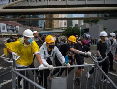 Нови боеве с полицията в Хонконг, куп арестувани и ранени (ВИДЕО)