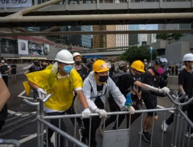 Полицията в Хонконг използва сълзотворен газ срещу протестиращите (ВИДЕО)
