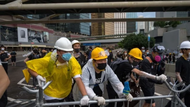 Полицията в Хонконг използва сълзотворен газ срещу протестиращите (ВИДЕО)