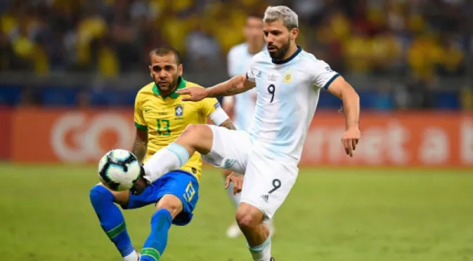 Скандалът расте: Аржентина поиска запис от разговора на рефера и видео асистента в мача с Бразилия