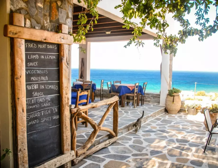 Ресторантите и кафенетата в Гърция ще отворят на 25 май