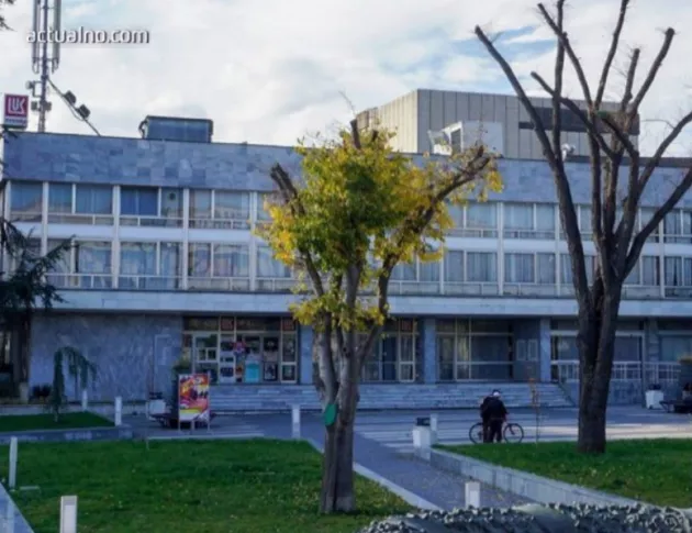 Софийски фирми обновяват Културния дом на Нефтохимика в Бургас