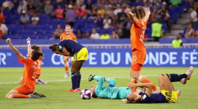 След много драма Холандия "полетя" към финала на Световното първенство по футбол 
