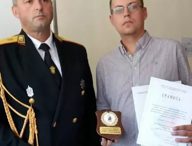 Наградиха двама доблестни граждани в Смолян, шефът на полицията с почетен знак