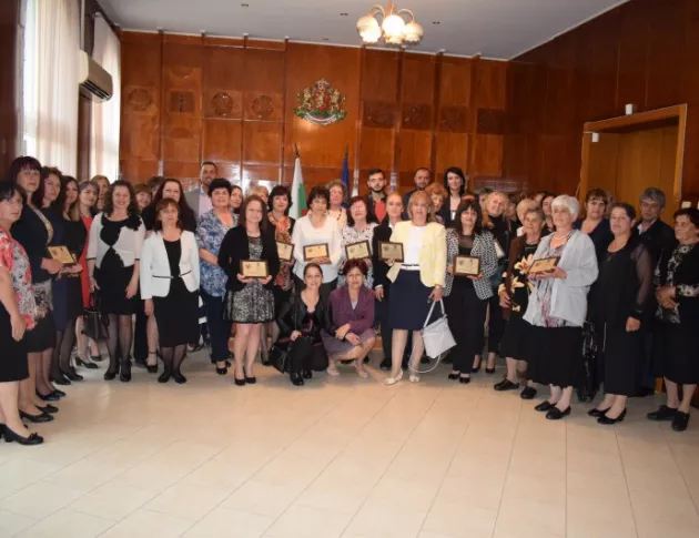 Община Eлин Пелин награди дейци на културата и учители по случай 24 май