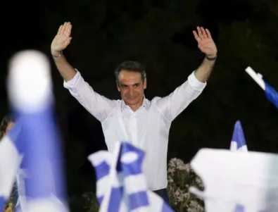 Смяната на управлението в Гърция - с благи думи