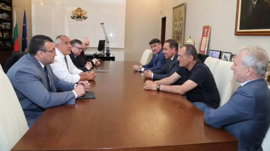 "Не!Новините": Борисов спасява Левски с 12 тона сушени фурми