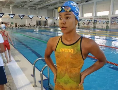 11-годишна плувкиня от Бургас отново обра медалите от състезание по плуване
