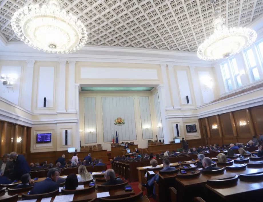 Парламентът прие декларация за Северна Македония и Албания след бурни дебати