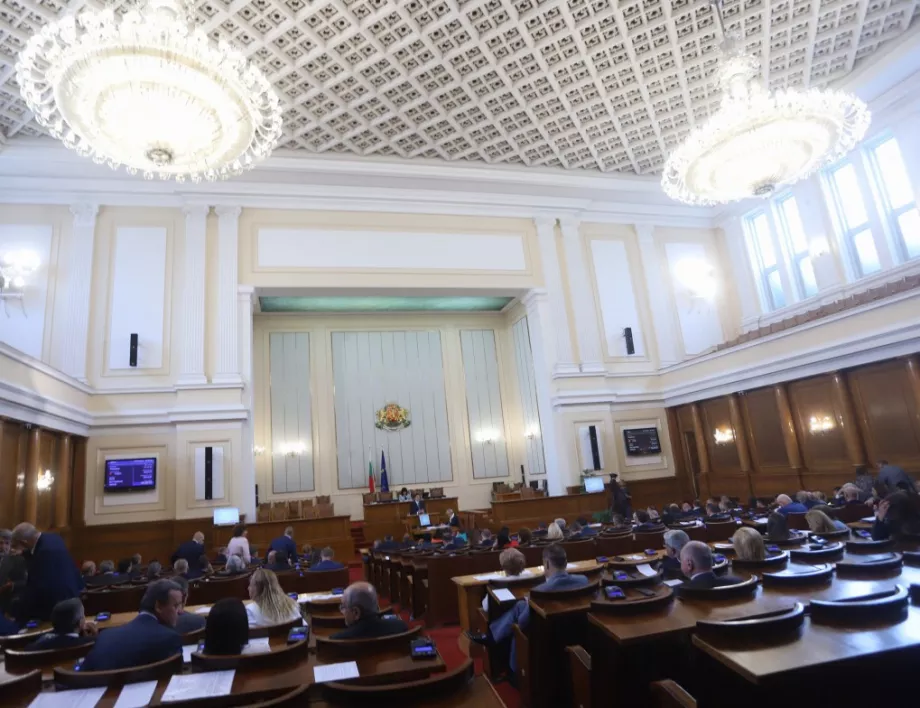 Заради липса на кворум парламентът няма да заседава днес, отпадна изслушване на Бойко Борисов