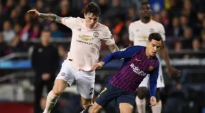 Барселона се насочи към изненадващ защитник след провала за Де Лихт