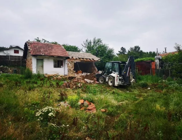 Премахват незаконни и опасни постройки край Казанлък (СНИМКИ) 