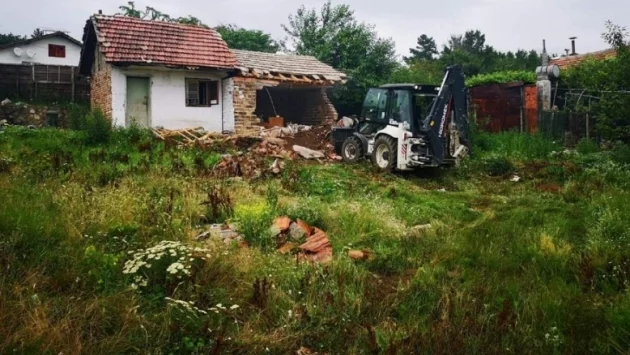 Премахват незаконни и опасни постройки край Казанлък (СНИМКИ) 