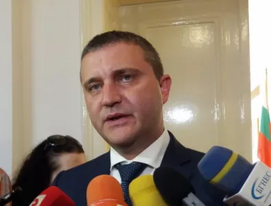 Горанов: Директорът на НАП е в платен отпуск, едва ли си изкарва добре  