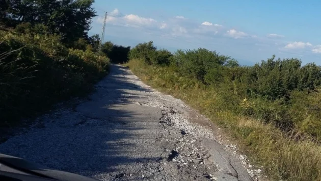 Над 2 млн. лв. инвестират в обходния път на Камено