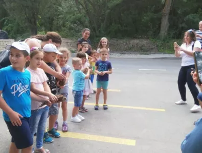 Старозагорски деца пуснаха керкенези на свобода (СНИМКИ) 