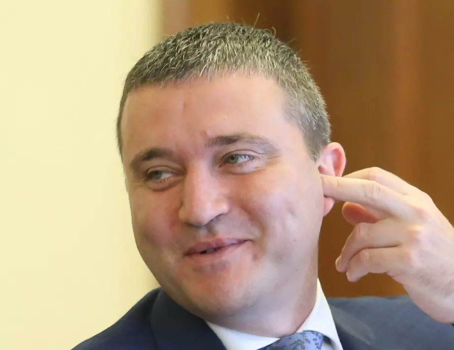 Горанов: Приходните администрации непрекъснато да следят сивите обороти  