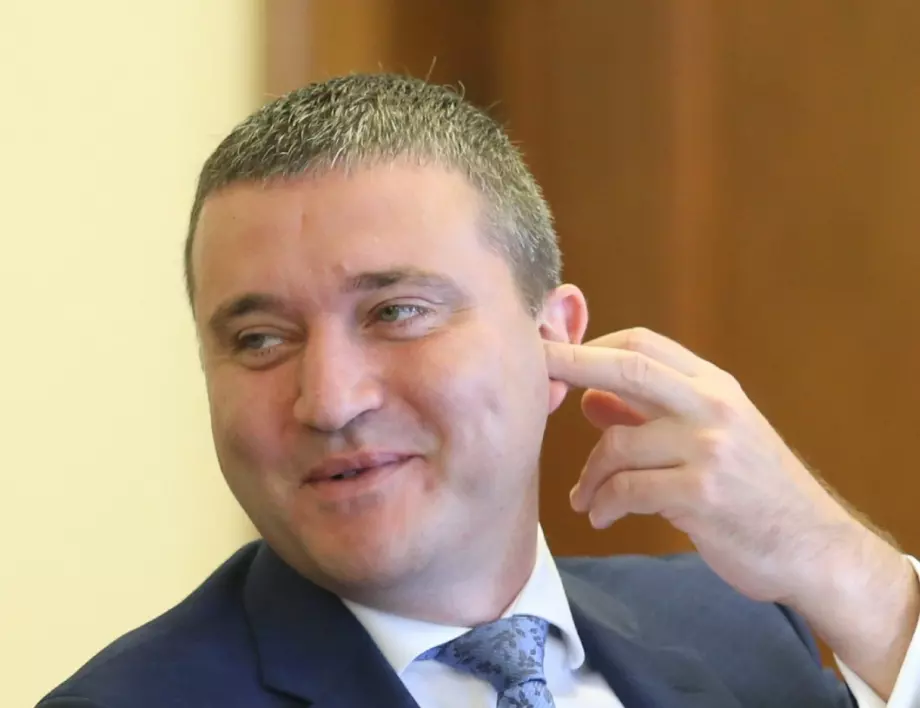 Икономическият министър задочно разби Горанов: Ще се радваме при 5% свиване на БВП