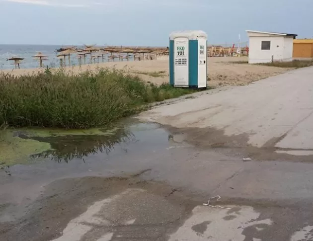 Един от най-посещаваните плажове около Варна посреща туристи с кални води и миризма