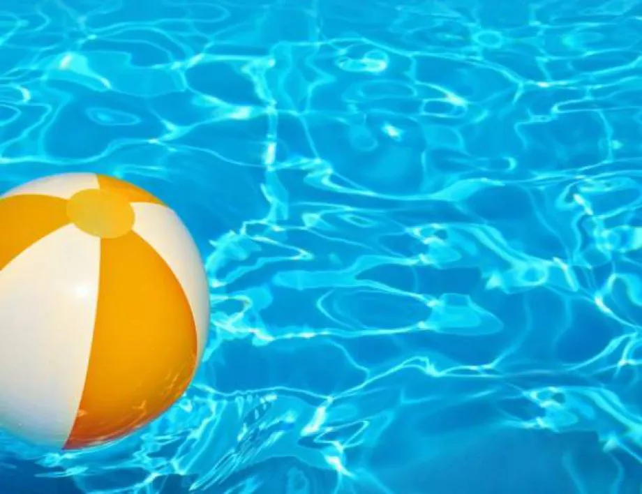 Дете е в кома след плуване в басейн в турски курорт