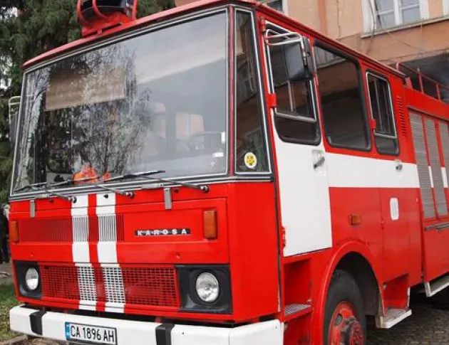 Пловдивски пожарникари извадиха от Марица празни варели от химикали