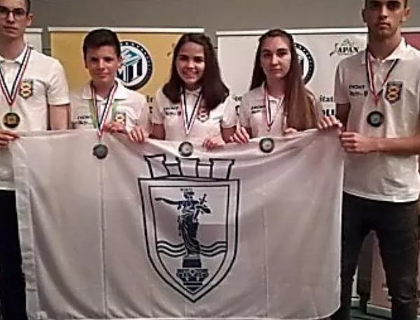 Млади математици от Русе с призови класирания на турнир в Япония