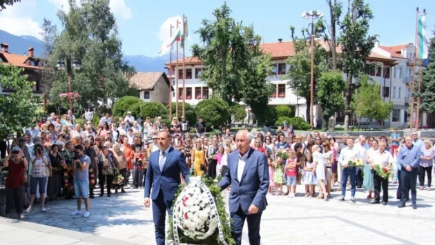 Градът на Вапцаров сведе глава пред паметта му