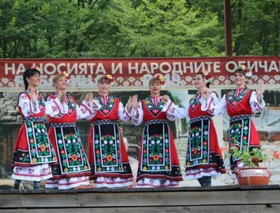Празникът на народния обичай и автентичната носия в Рибарица очарова с богата програма