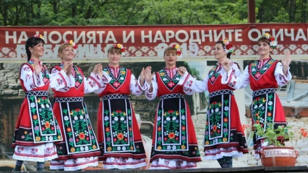 Празникът на народния обичай и автентичната носия в Рибарица очарова с богата програма