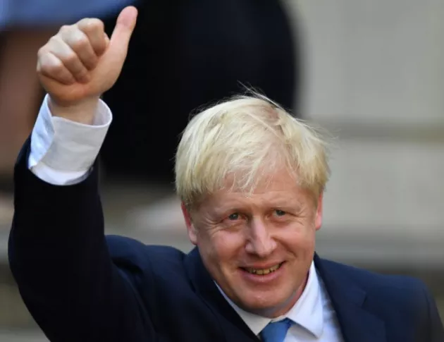 Трима ключови британски министри подадоха оставки 
