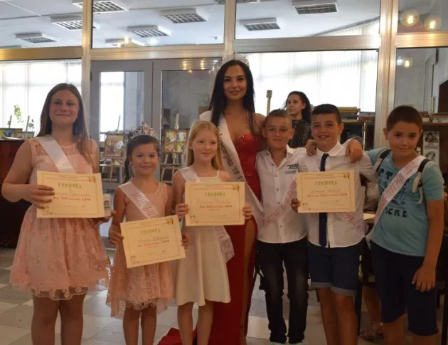 Петокласниците Татяна и Исмаил са "Мини Мис и Мини Мистър Библиотека" в Асеновград (СНИМКИ)