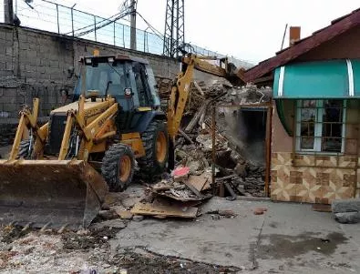 Община Бургас премахна незаконни къщи в квартал „Победа“