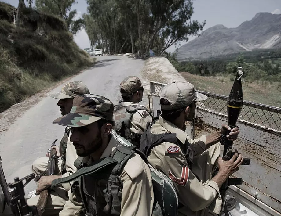Пакистански войници загинаха при самоубийствен атентат