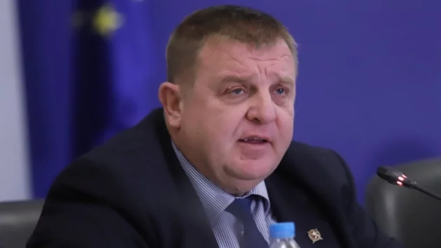 Каракачанов: Разпоредил съм обучените за охрана на границата военни да са в готовност 