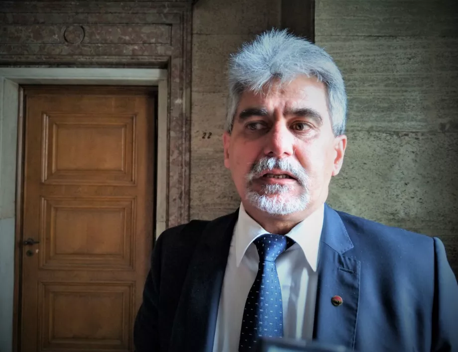 Депутат от ВМРО поиска във "Военна информация" да работят и цивилни, иронизира президента