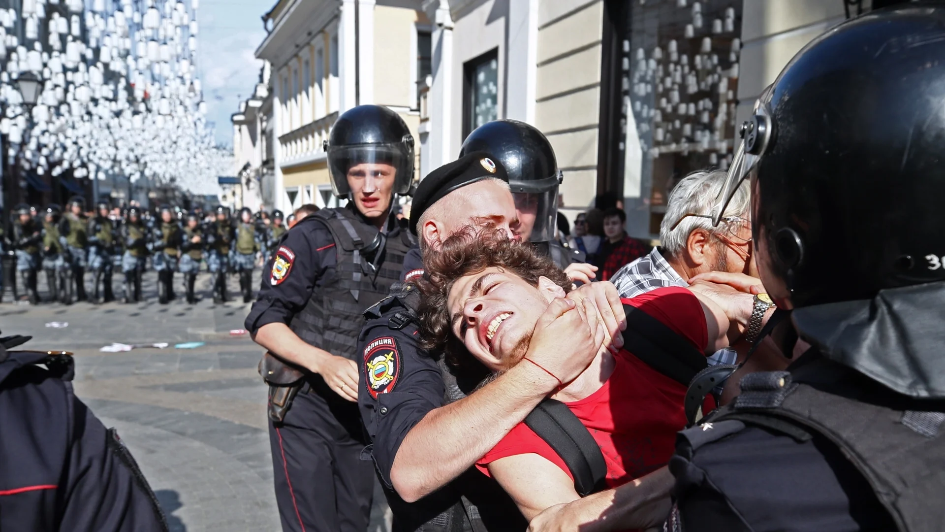 Милицията в Русия идва за 5 минути при протест, а при терористи с автомати - за над час (ВИДЕО) 